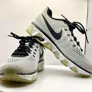 Nike Women's‎ Air Max Tailwind Oreo 8 Running Shoes Size 8